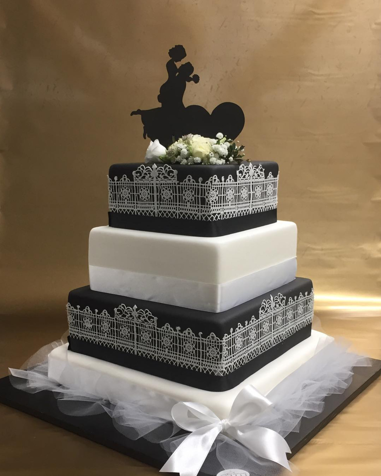torta di matrimonio a 4 strati di forma rettangolare in bianco e nero